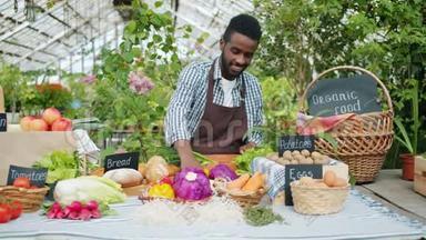 非裔美国推销员把新鲜的有机蔬菜摆在餐桌上进行农场销售